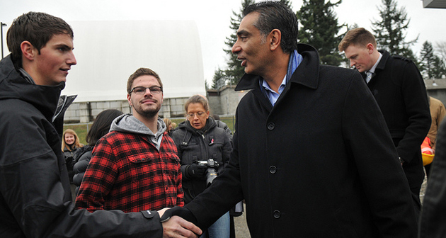 Advanced Education Minister Amrik Virk visits with agriculture students. 