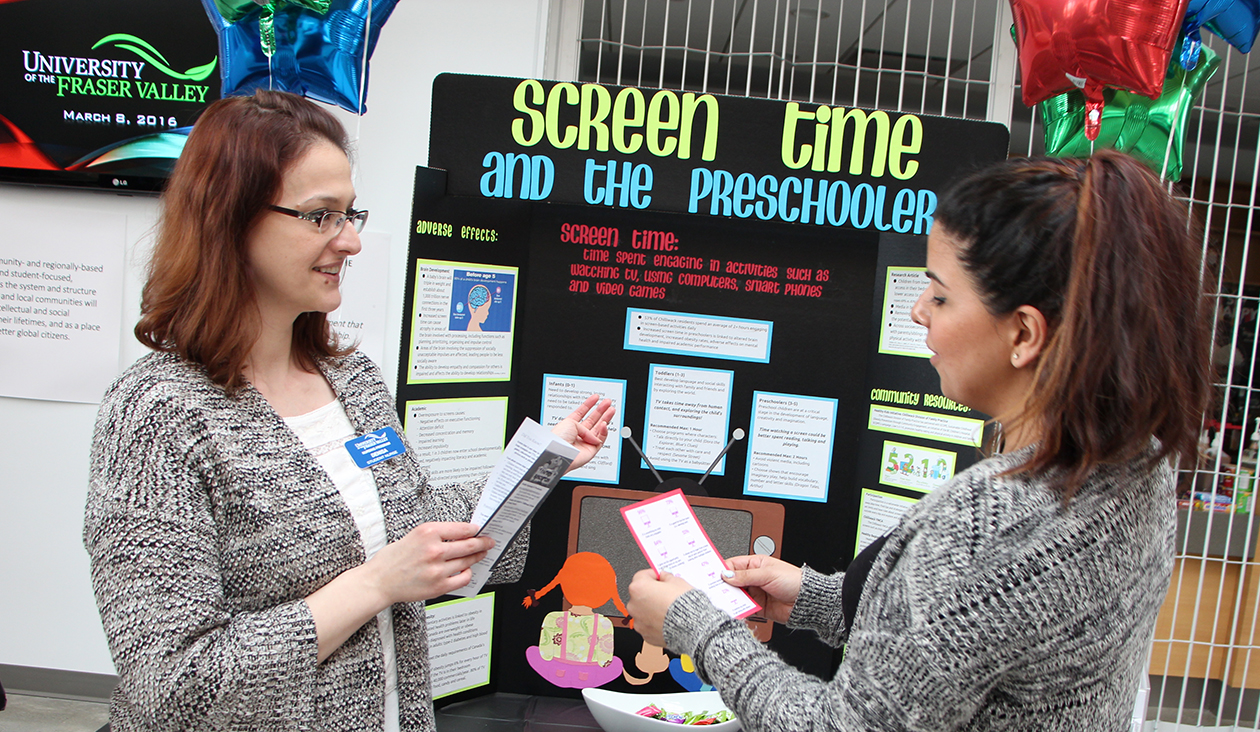 Nursing students discuss screen time issues at Nursing health fair